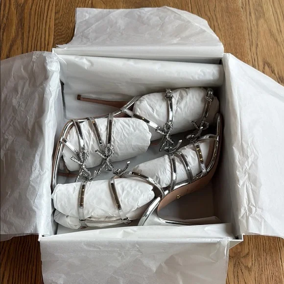 Giambattista Valli
Love Bow leather sandals - Picture 8 of 9